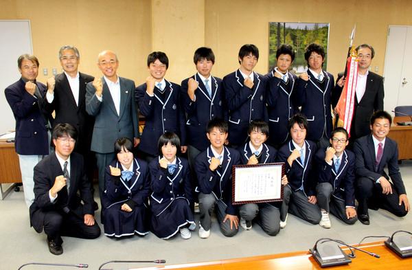 市長、軟式OBの小畠市会議員、平野副市長と篠山鳳鳴高校の野球部全員で記念撮影している写真